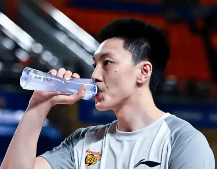 开云APP-广东80-82新疆4坏消息！胡明轩徐杰没法看，二阵狂丢分，防守辣眼|全明星|焦泊乔|比赛|懒懒|CBA_新浪体育_新浪新闻